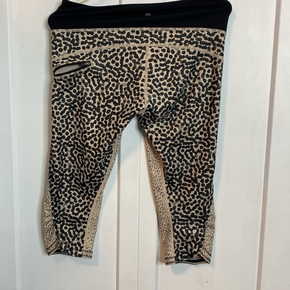 LULULEMON - Leopard Print Crop Leggings - size 8 - 18in inseam - Picture 2 of 5